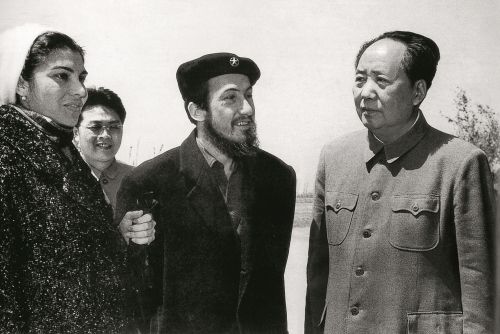 1960年5月8日，毛泽东主席会见应外交学会邀请访华的古巴军队总督察威廉?加尔维斯?罗德里格斯少校和夫人。