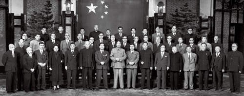 1955年10月15日，毛泽东主席会见应外交学会邀请访华的以林山荣吉为团长的日本国会议员代表团全体成员。