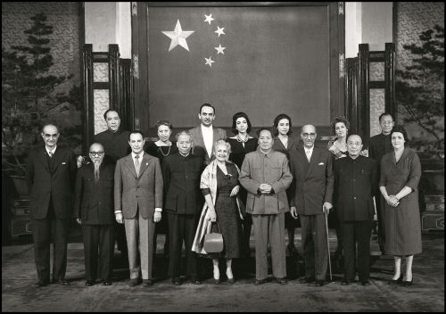 1956年12月2日，毛泽东主席和刘少奇副主席会见应外交学会邀请访华的巴西参议员代表团。