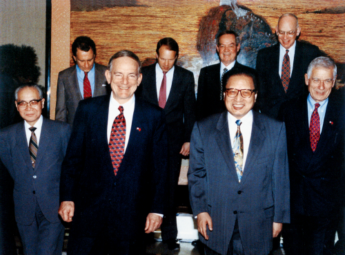 1994年1月5日，全国人大常委会委员长乔石会见外交学会接待来访的美国民主党参议员贝内特•约翰斯顿。