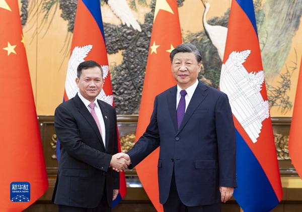 习近平会见柬埔寨首相洪玛奈