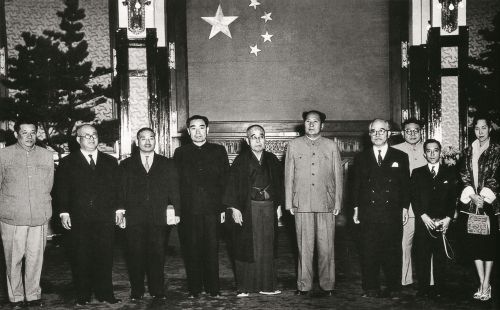 1955年10月14日，应外交学会邀请，日本“恢复中日、中苏邦交国民会议”主席久原房之助一行访华，毛泽东主席、周恩来总理会见代表团全体成员。