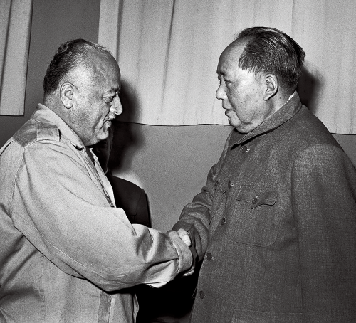 1965年3月26日，毛泽东主席会见应外交学会邀请访华的巴勒斯坦解放组织主席艾哈迈德•舒凯里。