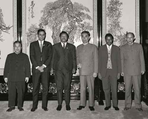 1965年2月28日，周恩来总理会见应外交学会邀请访华的南非泛非主义者大会代理主席勒巴洛一行。