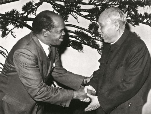 1963年，董必武副主席会见应外交学会邀请访华的莫桑比克民族主义领导人、解放阵线主席埃杜阿多•蒙德拉纳。