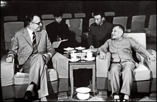 1974年9月6日，邓小平副总理会见应外交学会邀请，以联邦德国基民盟主席身份访华的赫尔穆特•科尔。