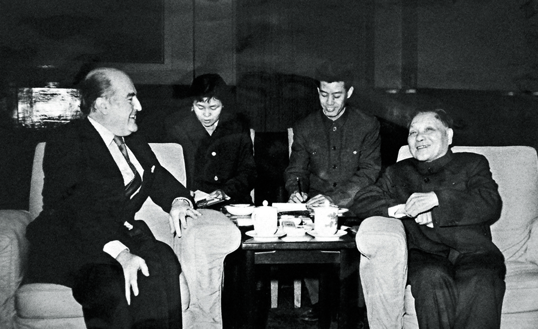 1979年2月，邓小平副总理会见作为外交学会客人，以私人身份访华的美洲国家组织秘书长亚历杭德罗•奥尔菲。